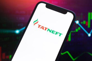 Poltava, Ukrayna - 12 Mayıs 2022: TATNEFT logo şirketi, doğalgaz ve petrol fiyatları, enerji endüstrisi. Petrol borsası grafikleri, küresel finans geçmişi. Benzin ve dizel konsept fotoğraf