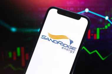 Poltava, Ukrayna - 12 Mayıs 2022: SandRidge Enerji logo şirketi, doğalgaz ve petrol fiyatları, enerji endüstrisi. Petrol borsası grafikleri, küresel finans geçmişi. Benzin ve dizel konsept fotoğraf