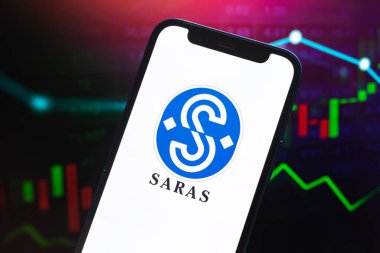 Poltava, Ukrayna - 12 Mayıs 2022: SARAS logo şirketi, doğalgaz ve petrol fiyatları, enerji sanayii. Petrol borsası grafikleri, küresel finans geçmişi. Benzin ve dizel konsept fotoğraf