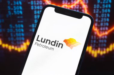 Poltava, Ukrayna - 12 Mayıs 2022: Lundin Petrol logo şirketi, doğalgaz ve petrol fiyatları, enerji endüstrisi. Petrol borsası grafikleri, küresel finans geçmişi. Benzin ve dizel konsept fotoğraf