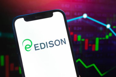 Poltava, Ukrayna - 12 Mayıs 2022: EDISON logo şirketi, doğalgaz ve petrol fiyatları, enerji sanayii. Petrol borsası grafikleri, küresel finans geçmişi. Benzin ve dizel konsept fotoğraf