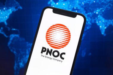 Poltava, Ukrayna - 12 Mayıs 2022: PNOC Enerji logo şirketi, doğalgaz ve petrol fiyatları, enerji sanayii. Petrol borsası grafikleri, küresel finans geçmişi. Benzin ve dizel konsept fotoğraf