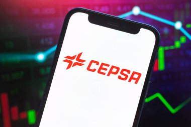 Poltava, Ukrayna - 12 Mayıs 2022: CEPSA logo şirketi, doğalgaz ve petrol fiyatları, enerji sanayii. Petrol borsası grafikleri, küresel finans geçmişi. Benzin ve dizel konsept fotoğraf