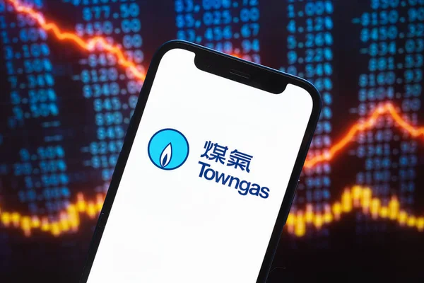 Poltava, Ukrayna - 12 Mayıs 2022: Towngas logo şirketi, doğalgaz ve petrol fiyatları, enerji sanayii. Petrol borsası grafikleri, küresel finans geçmişi. Benzin ve dizel konsept fotoğraf