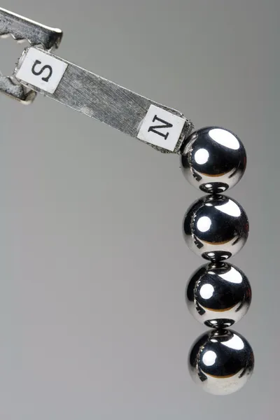 Cuscinetti a sfere in acciaio attratti dal magnete — Foto Stock