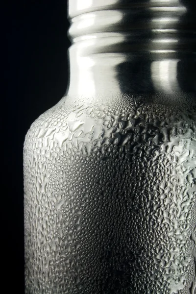 su şişesi üzerinde yoğunlaşma