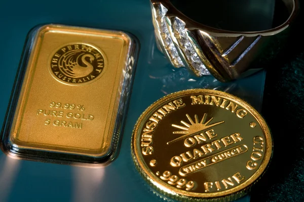 Gold bar, medaille en ring — Stockfoto