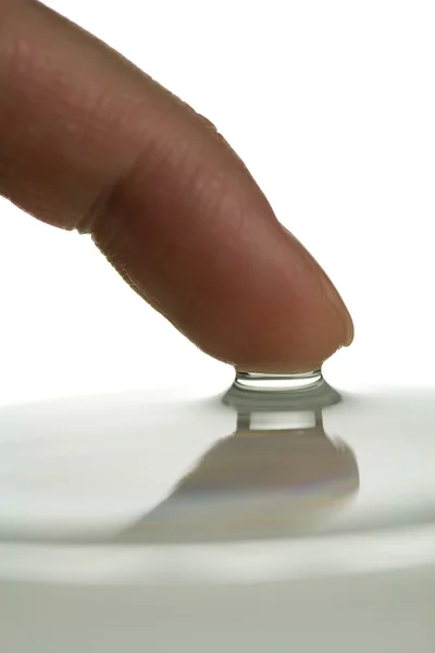Finger berühren Oberfläche des Wassers - Oberflächenspannung — Stockfoto