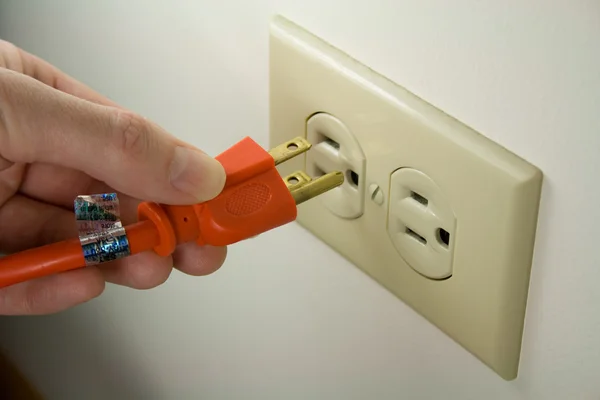 Připojením elektrický kabel do zásuvky — Stock fotografie