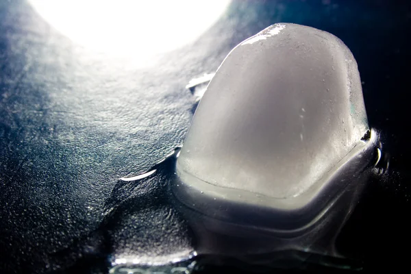 Cubo de hielo fusión —  Fotos de Stock