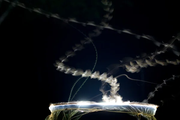 Схема полета мотыльков, привлеченных к яркому свету — стоковое фото