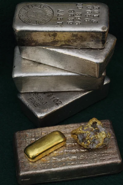 Gold and Silver Bullion and Natural Gold Nugget — Fotografie, imagine de stoc