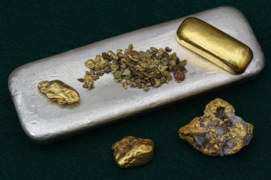 altın külçeleri, doğal altın nuggets ve gümüş külçe