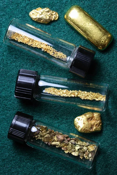 Sztabka złota i naturalne samorodki złota — Zdjęcie stockowe