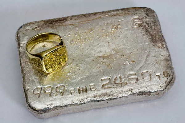 Barra de lingotes de plata y anillo de pepita de oro — Foto de Stock