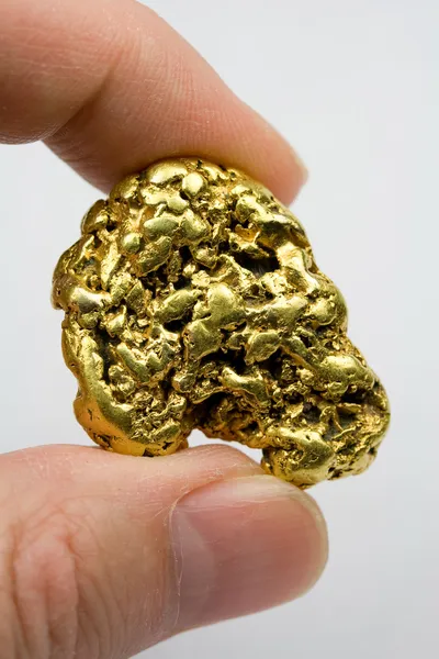 Bir kuyumcu onsu california gold nugget — Stok fotoğraf