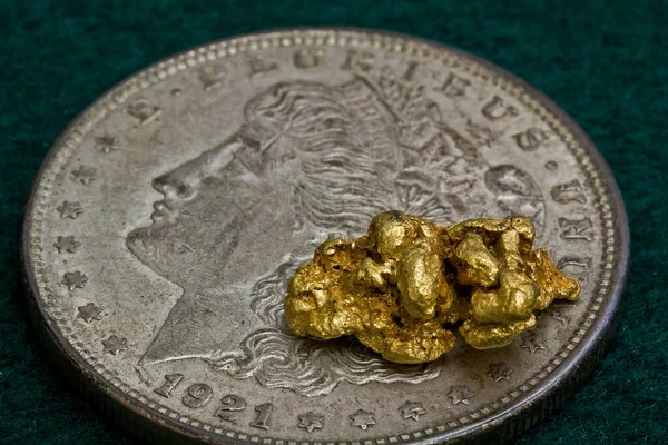 Gram Australian Gold Nugget Stříbrném Dolaru Spojených Států — Stock fotografie