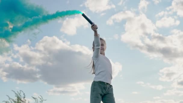 Ευτυχισμένο Κορίτσι Χορεύει Εξωτερικούς Χώρους Πολύχρωμο Χειροβομβίδα Καπνού Στο Ηλιοβασίλεμα — Αρχείο Βίντεο