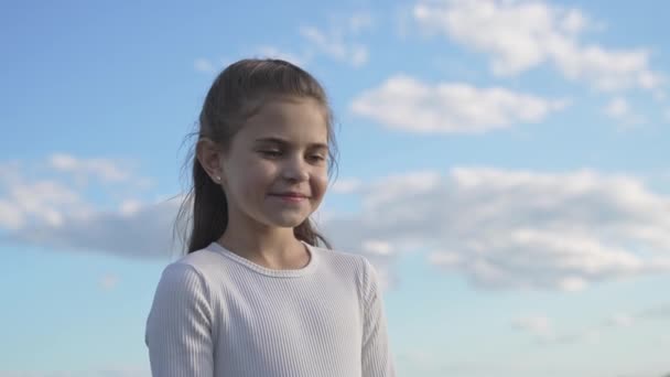 Bambino Alzando Mani Aria Sfondo Cielo Blu Ragazza Che Prega — Video Stock