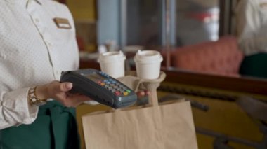 QR kodlu akıllı telefondan yapılan temassız ödemeler, nakit kullanım, NFC, tarama uygulaması, satış, paket servis, restoranda yiyecek içecek siparişi. Alışveriş kavramı
