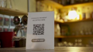 El taraması QR kodu. QR kodlu akıllı telefondan yapılan temassız ödemeler, nakit kullanım, NFC, tarama uygulaması, satış, paket servis, restoranda yiyecek içecek siparişi. Alışveriş kavramı