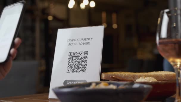 Memindai Kode Dengan Tangan Pembayaran Cryptocurrency Tanpa Kontak Dengan Smartphone — Stok Video