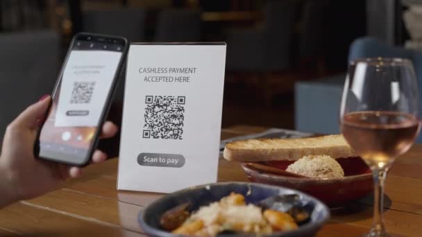 手动扫描Qr代码 通过Qr代码用智能手机支付 使用不带现金 Nfc 扫描应用程序 餐馆中的食品饮料订单 购物的概念 — 图库视频影像
