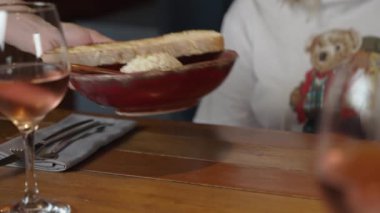 Garson masaya yemek getiriyor ve restoranda kadınlara servis yapıyor. Freinds 'le nefis bir akşam yemeği. İçerideki güzel yemeklerden zevk alıyorum..