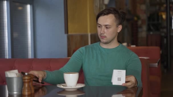 Hombre Escaneando Código Restaurante Pago Sin Contacto Por Teléfono Inteligente — Vídeo de stock