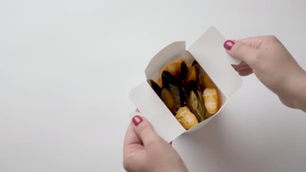Vrouw Handen Openen Bezorgdoos Met Zeevruchten Pasta Witte Achtergrond Online — Stockvideo