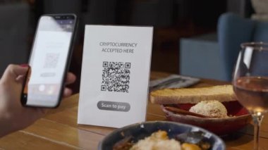 El taraması QR kodu. Akıllı telefondan yapılan şifreli ödeme, nakitsiz, NFC, tarama uygulaması, satış, paket servis, restoranda yiyecek içecek siparişi. Alışveriş kavramı