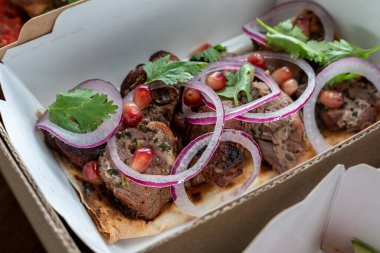 Kutuları sağlıklı yiyeceklerle birlikte götür. Lezzetli beslenme çantasının servis servisi, paketlenmiş yemek, online yemek konsepti..