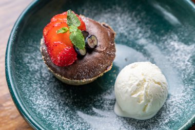 Dondurmalı lezzetli tatlı. Akşamları restoranda lezzetli yemeklerin tadını çıkarıyorum.. 