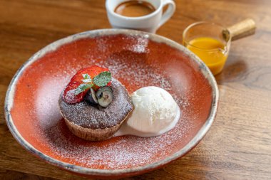 Dondurmalı lezzetli tatlı. Akşamları restoranda lezzetli yemeklerin tadını çıkarıyorum.. 