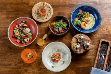 Restoranda nefis ve lezzetli yemekler. Ahşap masada lezzetli bir yemek tabağı. Gurme mutfağı, öğle yemeği, akşam yemeği, güzel, modern