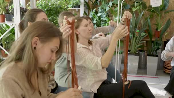 Skupina Žen Navštěvujících Uměleckou Třídu Ženské Studentky Učitelky Dělají Domácí — Stock video