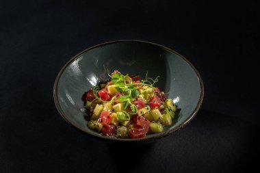 Siyah arka planda geleneksel Peru ceviche 'si. Lezzetli ve taze somon ya da avokadolu ton balığı ceviche, latin yemeği. Lezzetli salata.