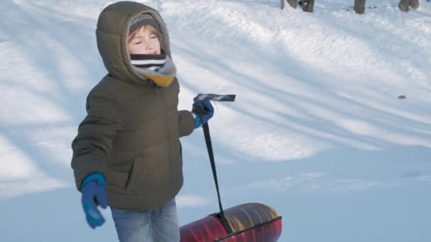 Niños Sonrientes Jugando Con Nieve Aire Libre Chico Divirtiéndose Parque — Vídeo de stock
