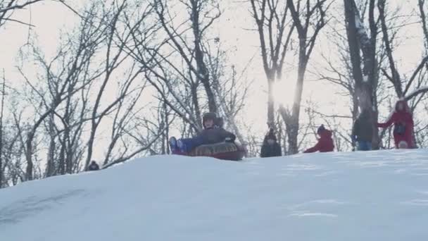 Niños Sonrientes Jugando Con Nieve Aire Libre Chico Divirtiéndose Parque — Vídeo de stock