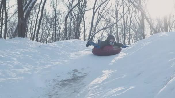 Niños Sonrientes Jugando Con Nieve Aire Libre Chico Divirtiéndose Parque — Vídeo de stock