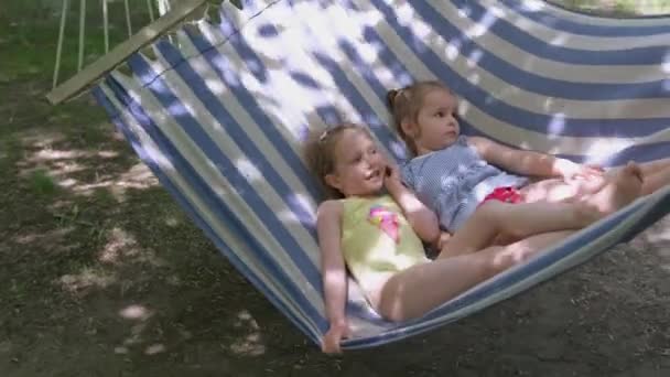 Meninas Pequenas Desfrutando Verão Livre Crianças Deitadas Uma Rede Acampamento — Vídeo de Stock