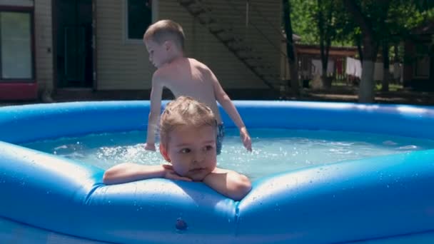 小女孩在游泳池里飞溅 孩子们在享受暑假 在夏日阳光明媚的泳池派对上 一群快乐快乐的 充满爱心的朋友在一起玩耍和放松 慢动作 — 图库视频影像