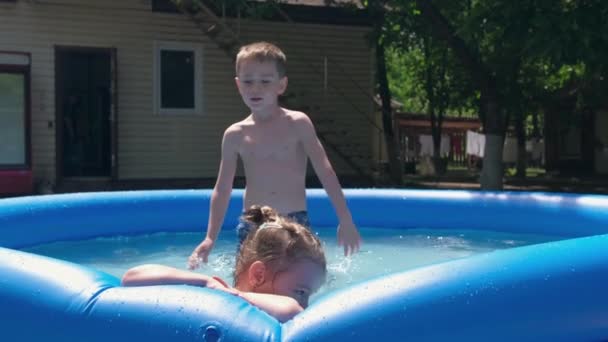 Menina Pequena Salpicando Piscina Crianças Desfrutando Férias Verão Diversão Feliz — Vídeo de Stock
