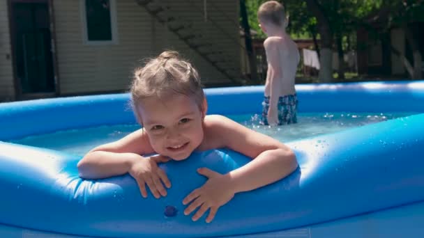 Kleines Mädchen Planscht Schwimmbad Kinder Genießen Die Sommerferien Fröhlicher Spaß — Stockvideo
