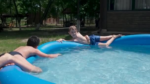 夏休みを楽しむ子供たち 夏の晴れた日にプールパーティーで遊んだりリラックスしたりする友人の幸せな楽しい愛情グループ スローモーション — ストック動画