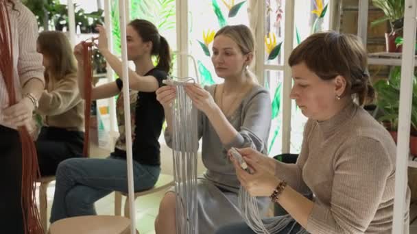 Grupp Kvinnor Som Går Konstkurs Kvinnliga Studenter Och Lärare Gör — Stockvideo
