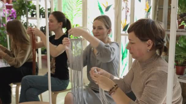 Een Groep Vrouwen Die Kunstles Volgen Vrouwelijke Studenten Docent Maken — Stockvideo