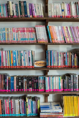 defterleri bookshelf üzerinde