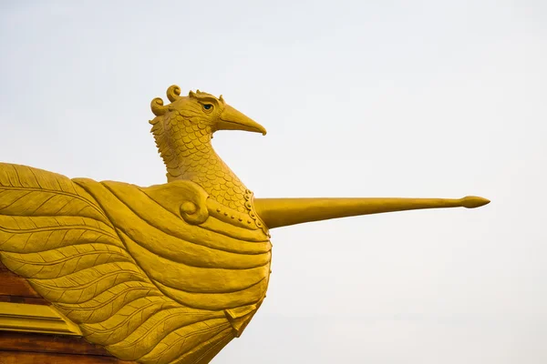 Kuğu heykeli üzerinde yay — Stok fotoğraf