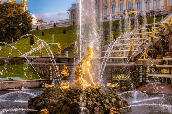 Fontanna Samson Rozrywający Paszczę Lwa Peterhof — Zdjęcie stockowe